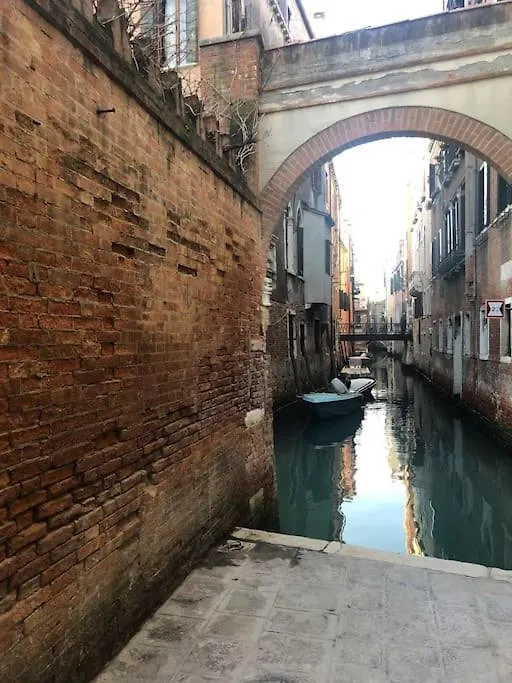 Walk On The Water ✧ 5 Minutes To Rialto Bridge Apartman Velence Olaszország